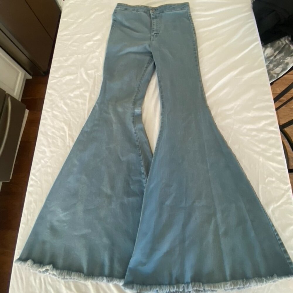 Skylar & Madison Very WIde Flare Leg Light Wash Denim High Rise Fringe Hem Jeans